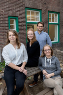 Het team van Pauwert Architectuur uit Eindhoven dat de mogelijkheden onderzoekt om snel woningen te bouwen voor jongeren die dak- of (t)huisloos zijn (met de klok mee): Daniek Reijnders, Myrthe Coppers, Pieter Deijkers en Annabel Tielemans.