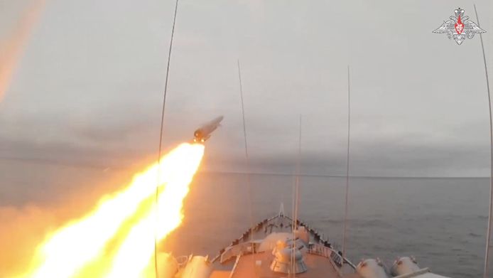 Rusland vuurde de raketten af in een eerste fase van de oefeningen, waarbij een zeeslag in het noordoostelijke deel van de Beringzee werd gesimuleerd.
