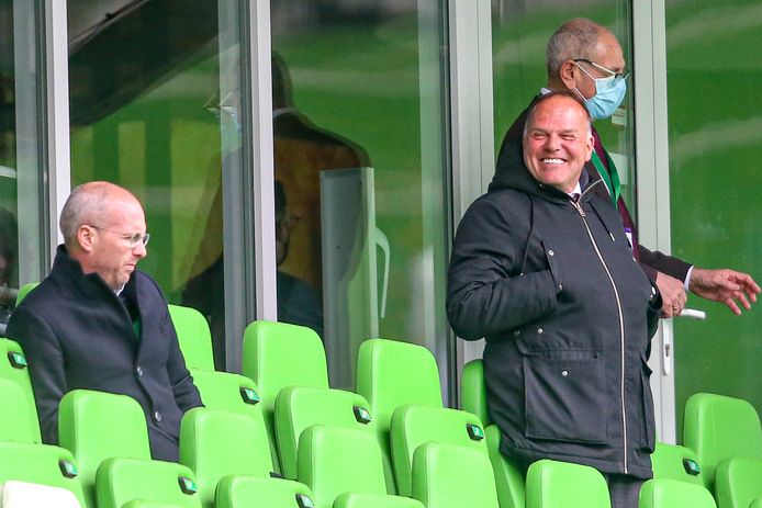 Toen er nog gelachen kon worden. De Sparta-directeuren Manfred Laros en Henk van Stee eind vorig seizoen op de tribune in Groningen.