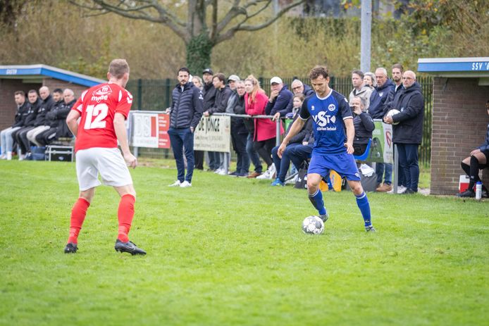 SSV'65 (in het blauw) pakte tegen Serooskerke de eerste punten van het seizoen.