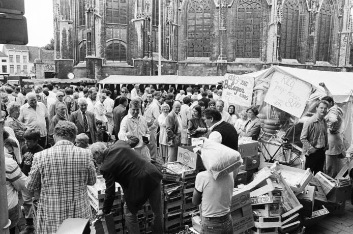 Een dinsdagmarkt in 1985 in Breda. Hectisch, druk en gezellig.