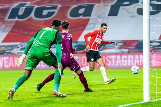 Cody Gakpo zet PSV op 2-0 tegen Go Ahead.