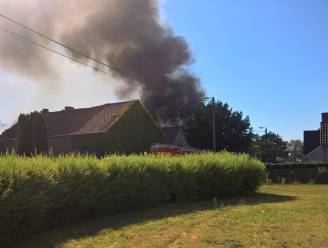 Uitslaande brand en ontploffingen in garage in Tildonk