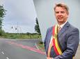 Burgemeester Jan de Keyser geeft zijn visie over de verkeerssituatie aan het op- en afrittencomplex van de E40 in Oostkamp.