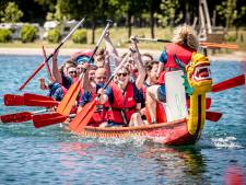 Drakenbootraces in Eersel: racen in een kleurrijke boot met een drakenkop