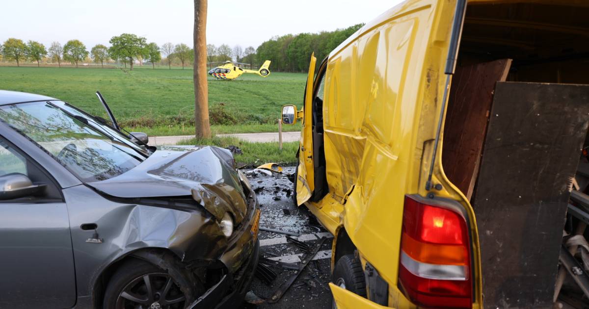 Drie ernstig gewonden bij ongeval op N272: bestuurder kwam op verkeerder weghelft terecht.