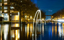 Het lichtkunstwerk ‘Fish are Jumping’ in het Eindhovens Kanaal.