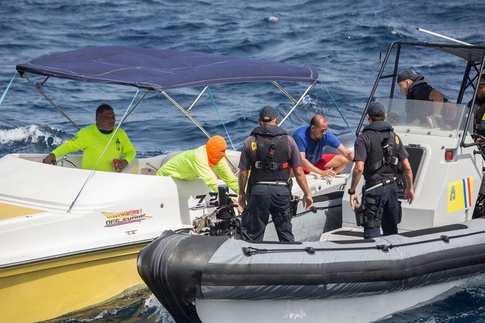 De kustwacht van Aruba op patrouille . Zij controleren bootjes in de territoriale wateren rond het eiland op drugssmokkel, benzine smokkel vanaf Venezuela en mensensmokkel.