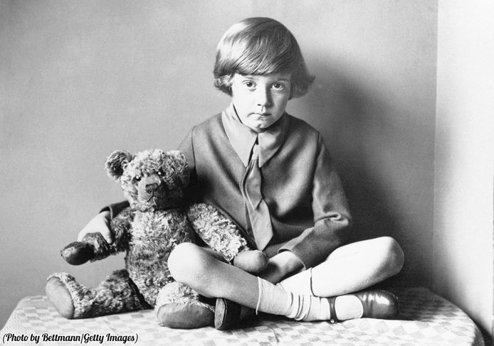 Christopher Robin met zijn teddybeer Winnie de Poeh.