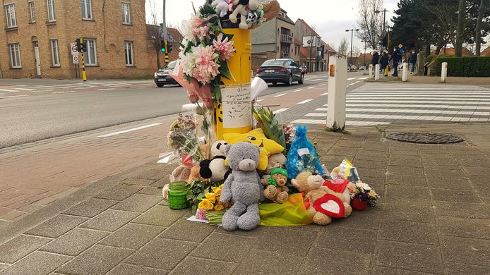 Op het kruispunt van de Astridlaan en Canadalaan in Nieuwpoort prijken nu bloemen, beertjes en boodschappen voor de overleden Aicha.