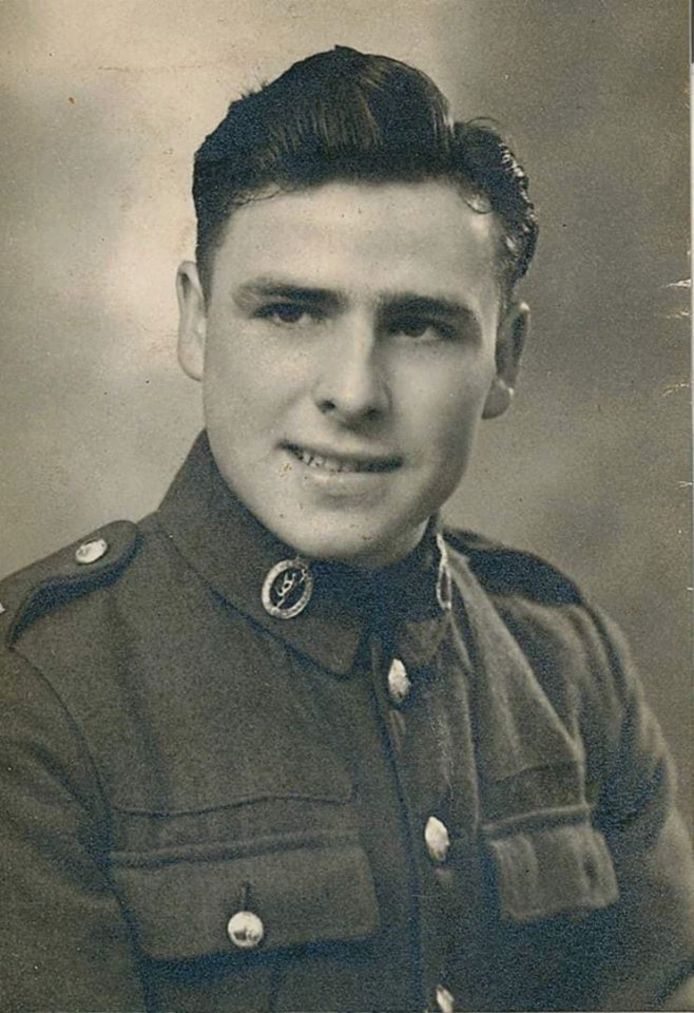 Larry Martin tijdens de Tweede Wereldoorlog, als militair bij  1st Airborne Division Royal Signals.