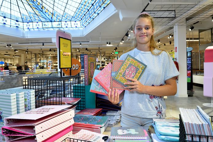 Scholieren shoppen kritisch hun favoriete schoolspullen bij Amersfoort |