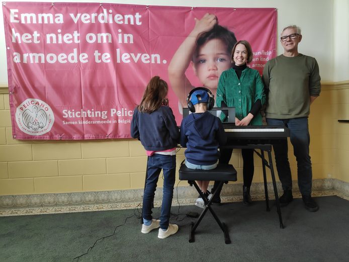 2 kinderen die door vzw De Loods begeleid worden, samen met Ruth Dierickx (manager corporate partnerships Stichting Pelicano) en Hans Goudeseune (adjunct-directeur vzw De Loods).