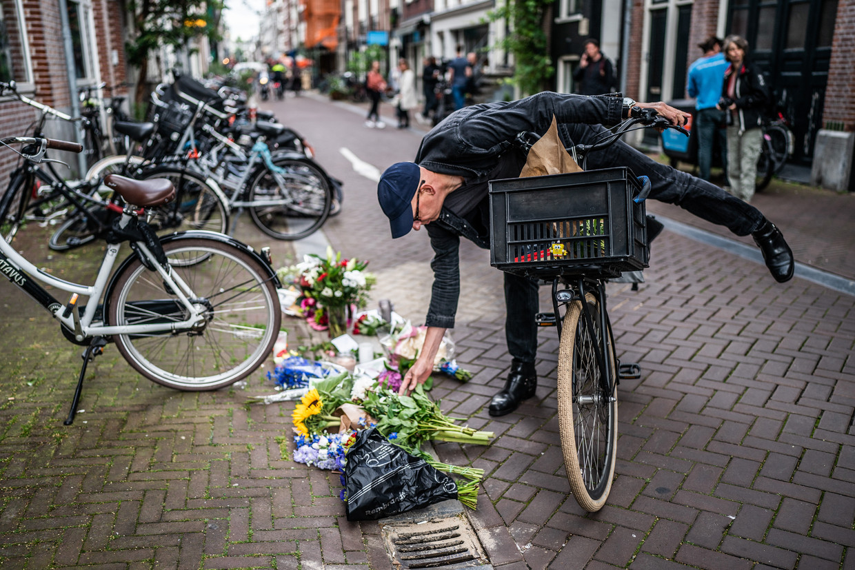 Bloemen op de plek waar Peter R. de Vries is neergeschoten. Beeld Joris van Gennip