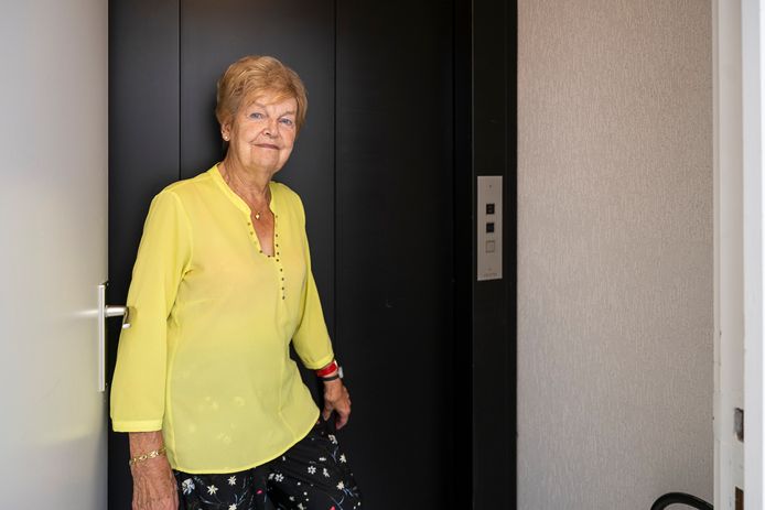 Denise Wellekens (84) uit Aartselaar raakt al drie weken niet op eigen houtje naar beneden omdat de lift in haar appartementsblok defect is .