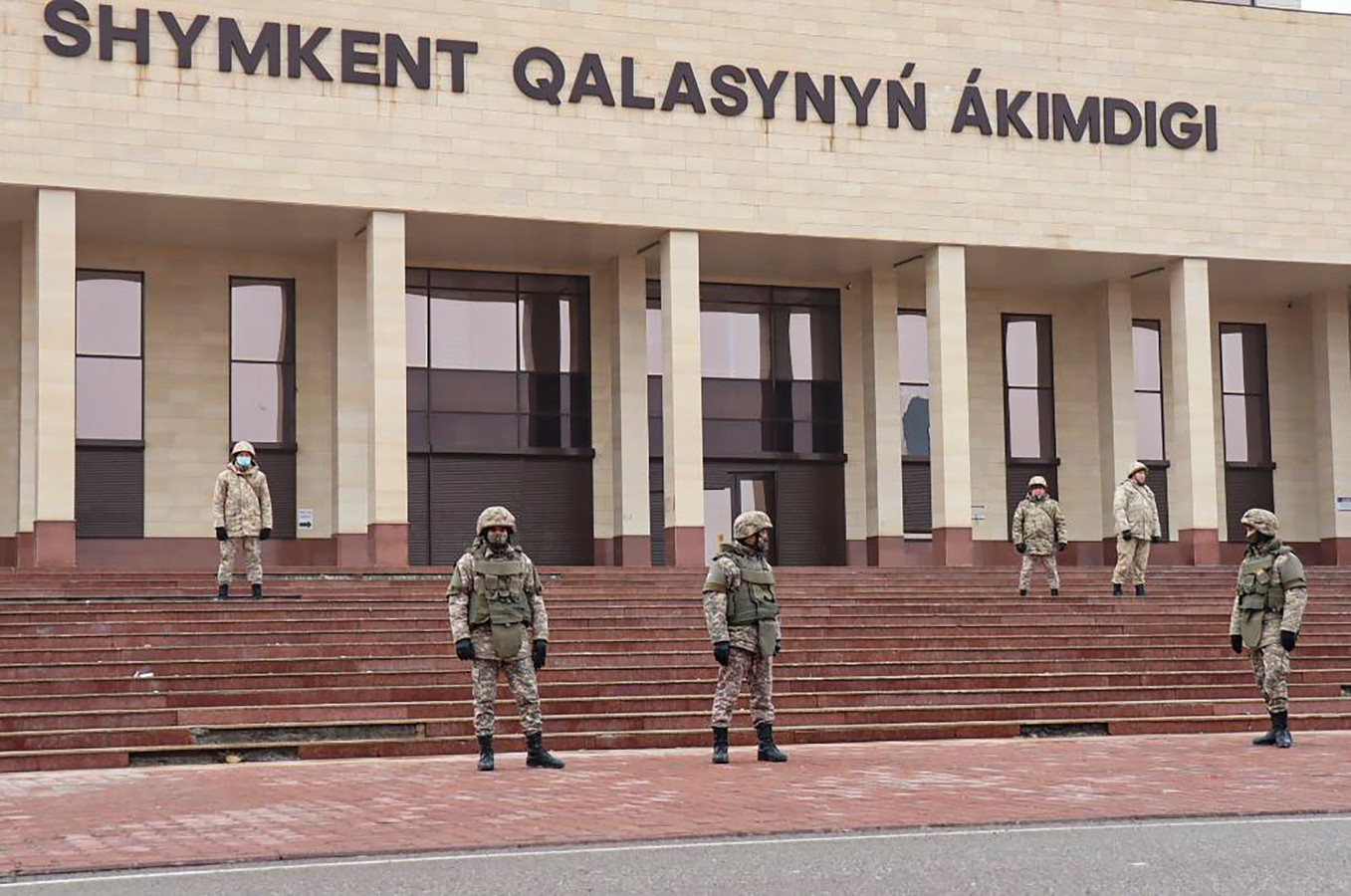Soldaten bewaken het Kazachse ministerie van Defensie.