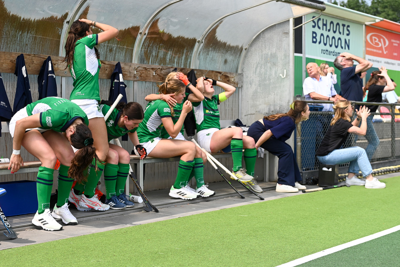 hockeystunt-glipt-vrouwen-van-push-door-de-vingers-heel