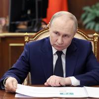 Poetin: 'Inzet van Europese troepen in Oekraïne zou neerkomen op oorlog tegen Rusland' • Europa verleent Oekraïne miljardenkrediet voor aankoop Patriot-raketten