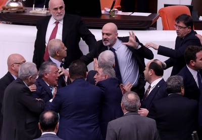 Turks parlementslid op intensieve zorgen na vechtpartij in parlement