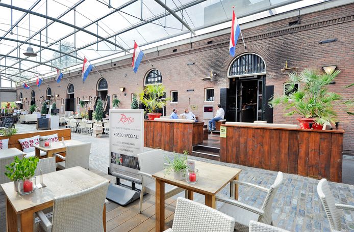 Archief. Terrassen onder de glazen koepel in het Westelijk Handelsterrein