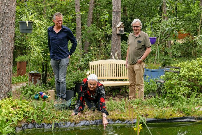 Adriaan van Dam, Edith van Leeuwen en Peter Schraven van Huiseigenarenvereniging Bosbewoners Distelberg in Helvoirt willen net als hun leden in deze lommerrijke omgeving blijven wonen. g