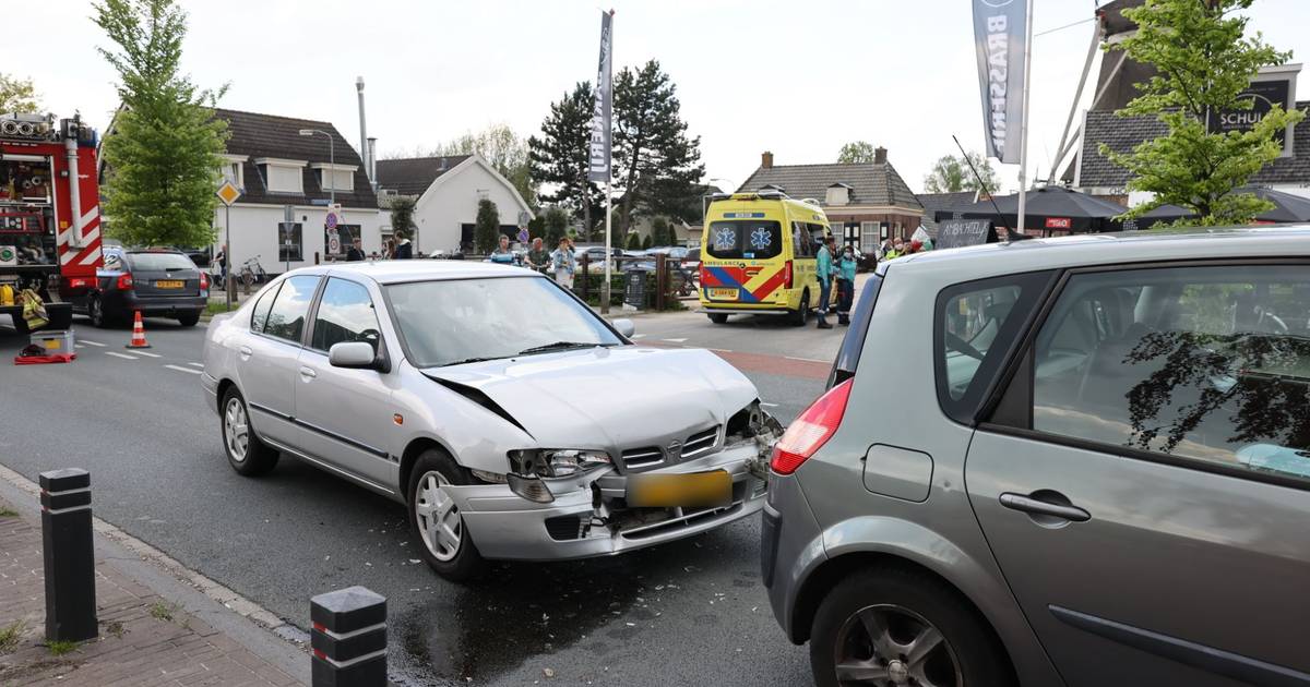 Kop-staartbotsing met drie voertuigen in Elburg: twee gewonden naar het ziekenhuis.