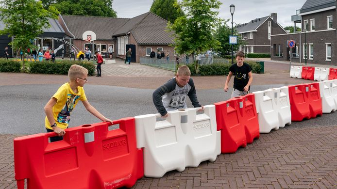 hoe-een-hek-op-het-schoolplein-een-dorp-verdeelt-meierij-bd-nl