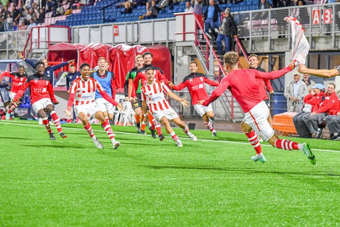 Spelers van TOP Oss vierden de 2-1 Buyl.