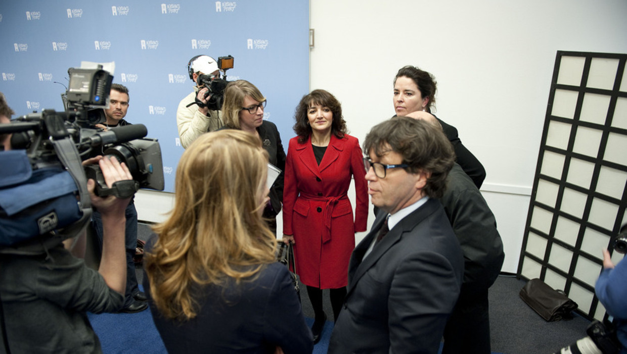 Albayrak (in het rood) voorafgaand aan de persconferentie die zij gaf in Nieuwspoort in reactie op het rapport-Scheltema, 19 april. Beeld ANP