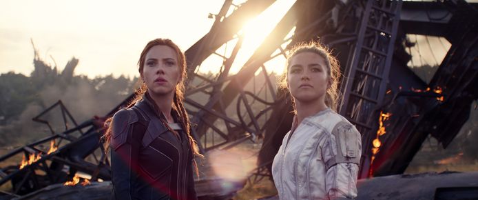 Links Scarlett Johansson als Black Widow.