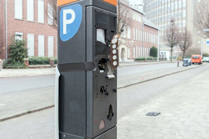 Een met vuurwerk opgeblazen parkeerautomaat in Eindhoven.