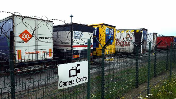 Iraakse vluchtelingen gooien kippenvlees uit koeltransport om aandacht chauffeur te trekken