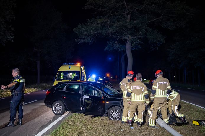 Een taxichauffeur is zondagnacht gewond geraakt nadat hij met zijn voertuig tegen een lantaarnpaal reed op de N65.