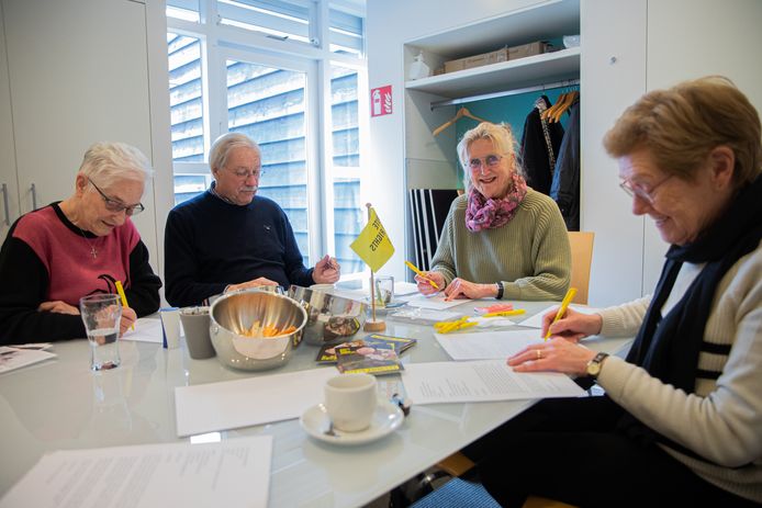 Trudy van Noort (tweede van rechts) met haar man Kees en Thérèse Vervaet (rechts) en mevrouw De Bleijser van Puyvelde (helemaal links).