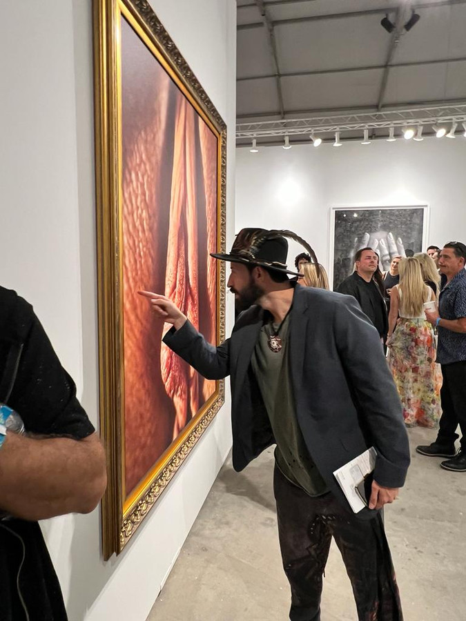 Amerikanen nemen massaal selfies met vagina van Marisa Papen: “Dit