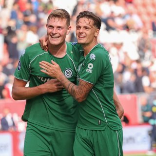 Deze twee jonge Zeeuwse voetballers hebben het naar hun zin aan de andere kant van het land