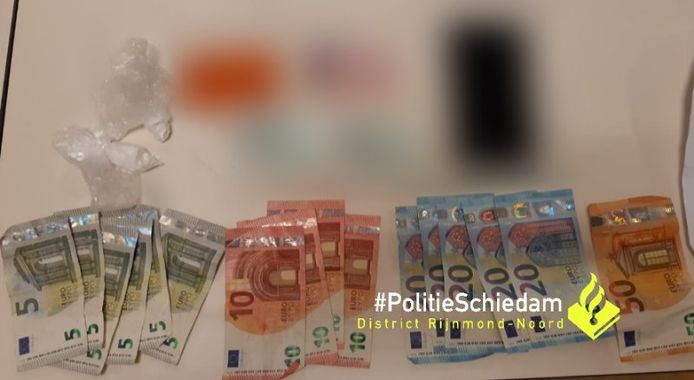 De politie nam zo'n 200 euro aan contanten in beslag.