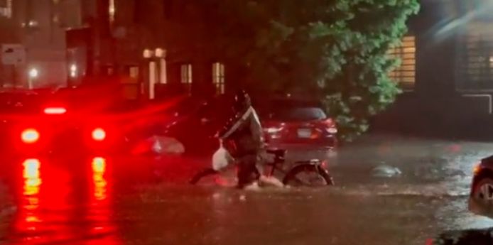 Un livreur de repas a été filmé en train de travailler lors des inondations à New York.