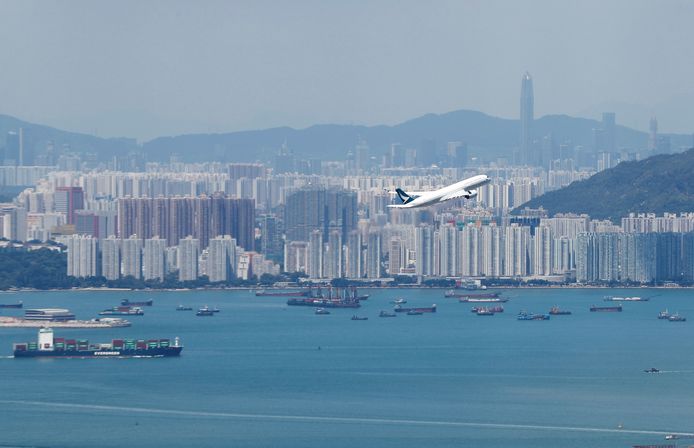 Een vliegtuig van Cathay Pacific vliegt over Hongkong.