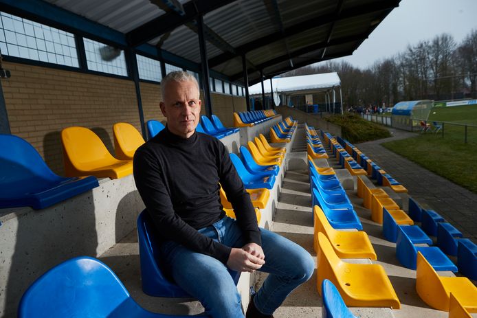 Jakob Boelens, voorzitter van voetbalvereniging Sportclub Lochem, wil dat de gemeente Lochem meer werk maakt van de capaciteitsproblemen op sportpark De Elze. De voetbalvereniging komt zowel velden als kleedkamers te kort.