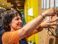 Simone Lieffering van spellenzaak Koning Willem hangt haar formulier met twee vacatures op aan de vacaturewand. Bezoekers van de banenwinkel kunnen reageren.
