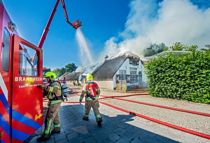 Uitslaande branden in rieten kappen, zoals deze in voormalig restaurant Johannahoeve in Capelle aan den IJssel, zijn moeilijk te bestrijden en vergen specialisme van de brandweer.