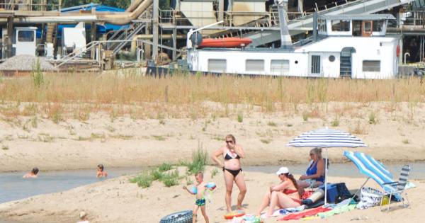 Afkoelen in het zandgat in Heteren