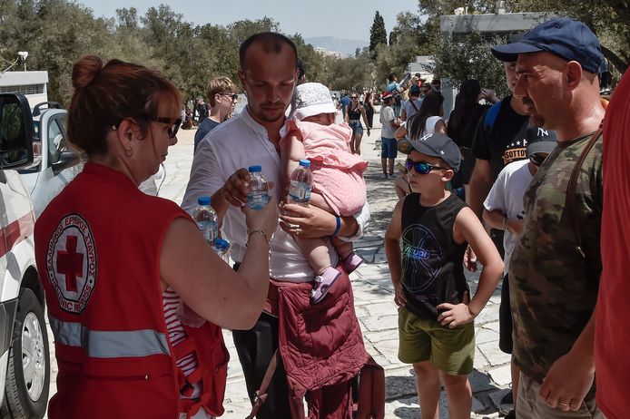 Het Rode Kruis deelt water uit aan bezoekers in de Akropolis in Athene.