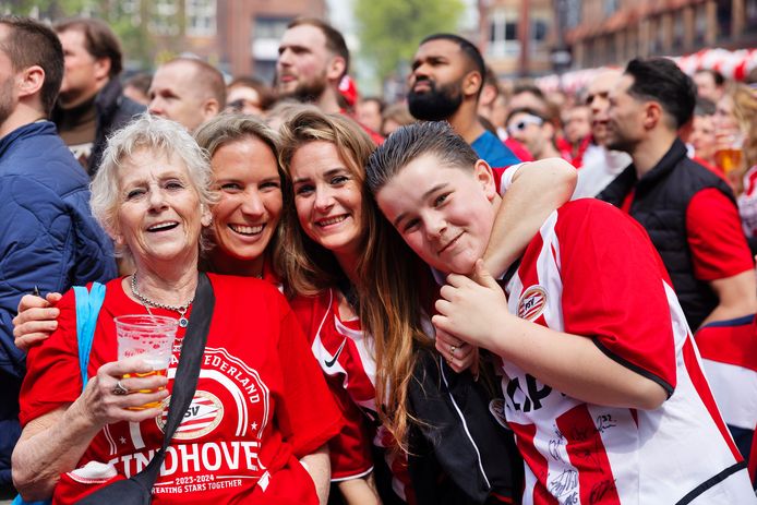 PSV is landskampioen. Festiviteiten rondom het stadion.