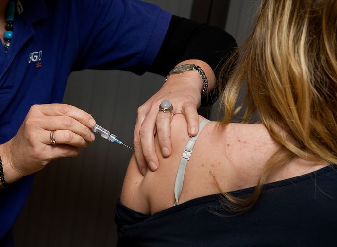 Een meisje krijgt haar vaccinatie tegen baarmoederhalskanker.