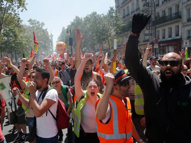 Veiligheidsmedewerker Franse president Macron geschorst wegens agressie tegen betoger