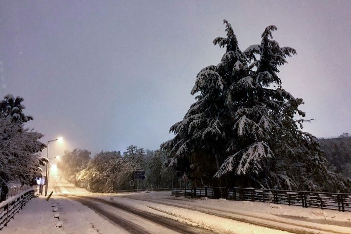 Een met sneeuw bedekte weg in de buurt van de Franse stad Saint-Etienne.