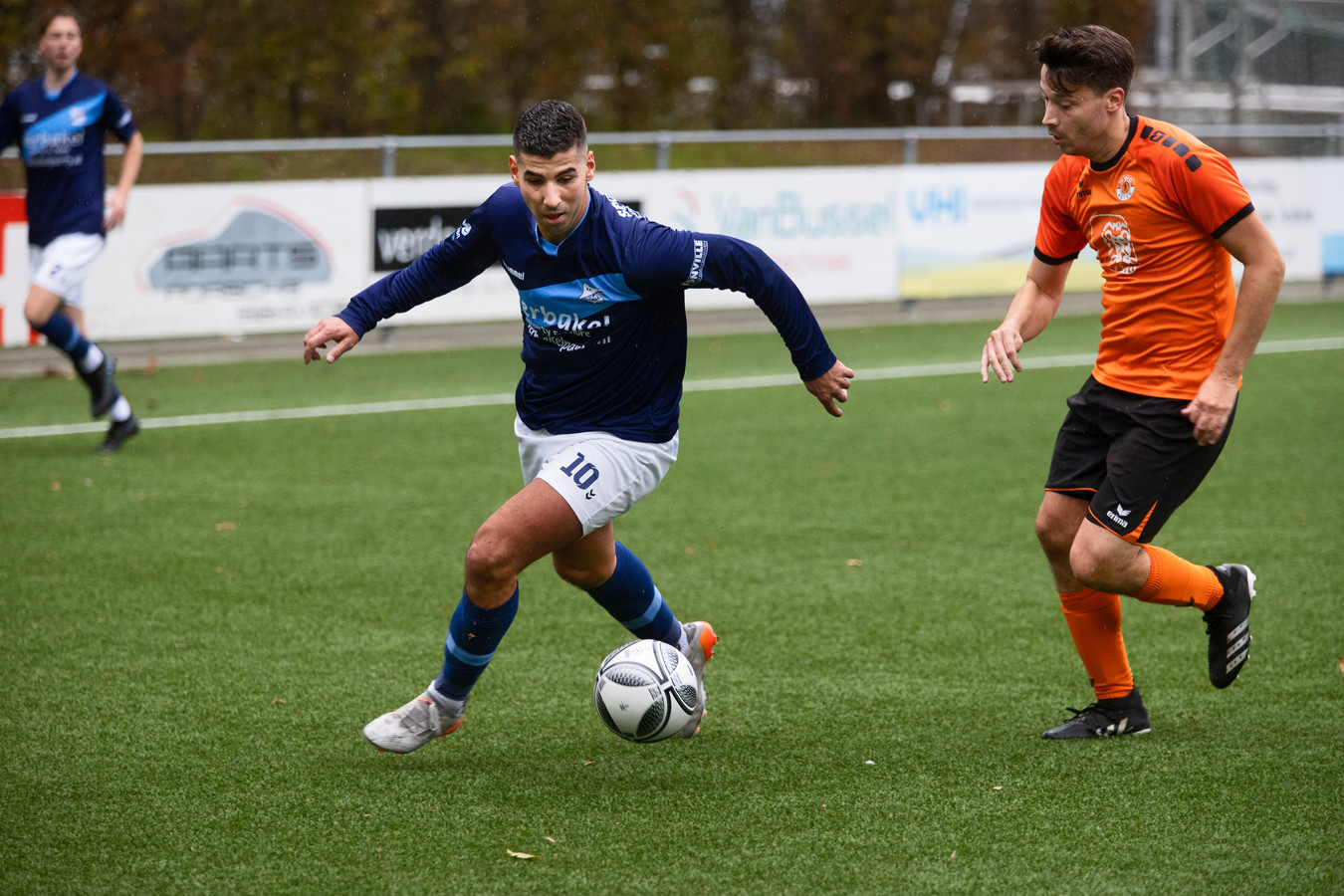 Chafik Mezziani aan de bal voor Mierlo-Hout.  Rechts NWC'er Leon van den Bosch.