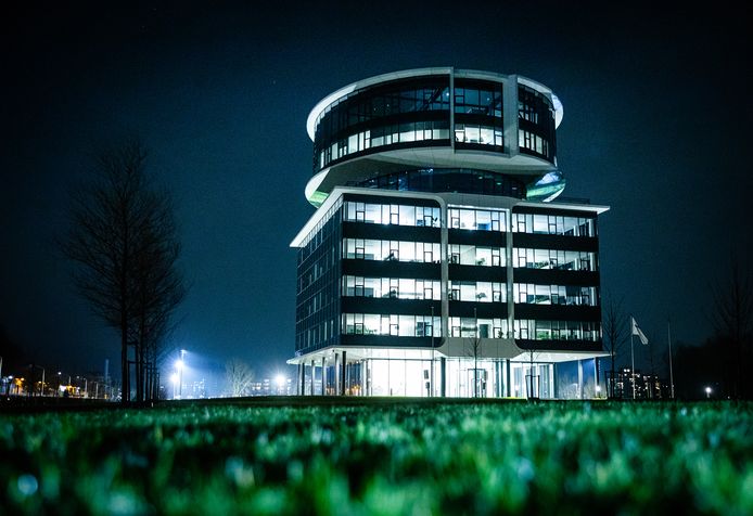 Het verlichte kantoorpand van Fokker op het Slobbengors, waar de gemeente Papendrecht ook miljoenen euro’s in stak.